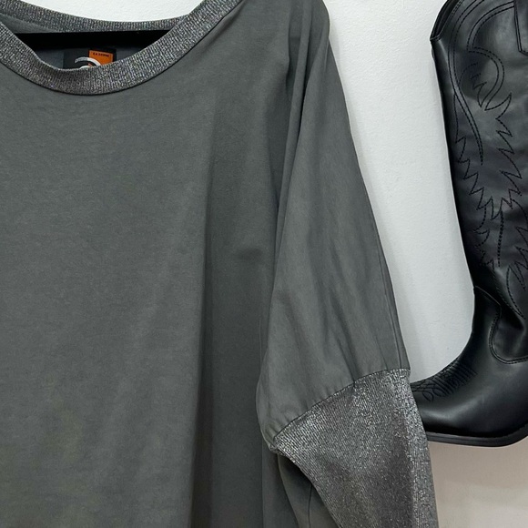 🇮🇹93% cotton-slouchy top with silver gun metal sleeves and trim Xl pit 29” - Picture 2 of 4